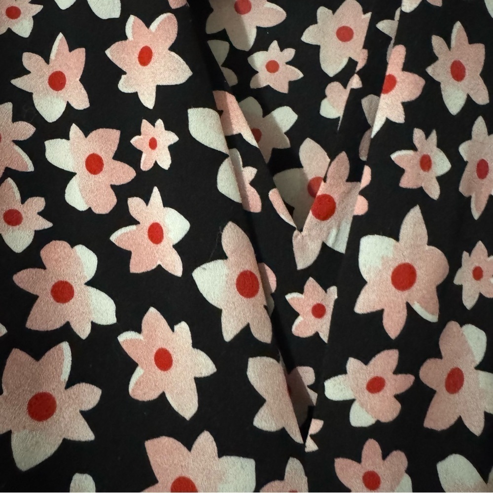 Cabi #5347 Harmony Blouse Size Medium Black Pink Floral Short Sleeve V-neck - Picture 3 of 7